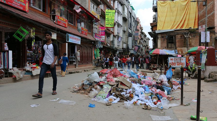 ネパールはどこにでもごみを捨てる