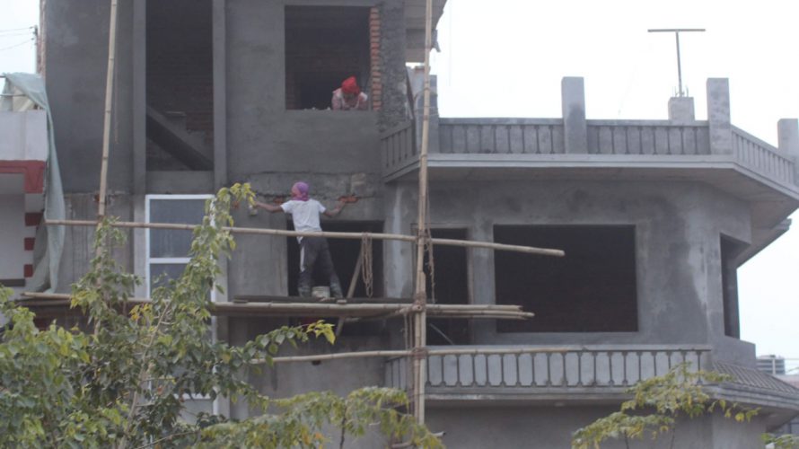 転落事故の危険-ネパールで建設作業はしたくない
